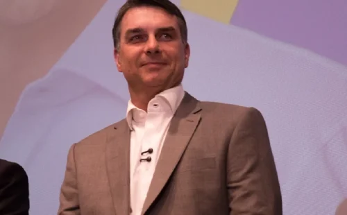 Flávio Bolsonaro prioriza ato com apoiadores e cancela sabatina