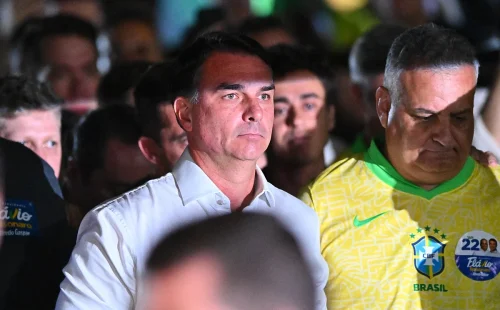 Flávio Bolsonaro recua em contestação eleitoral e foca ação contra Lula