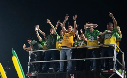 Flávio Bolsonaro reúne multidão em Guarulhos na reta final da eleição