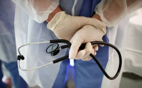 FNAM critica governo por desvio de médicos para urgências hospitalares