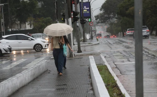 Frio avança em São Paulo e derruba temperaturas com garoa após temporais