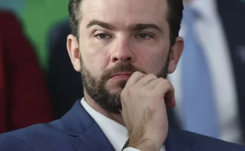 Governo descarta plano de Flávio Bolsonaro para suspender dívidas e aponta inviabilidade