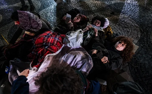 Habitação mobiliza protesto noturno no Rossio com vigília ao relento