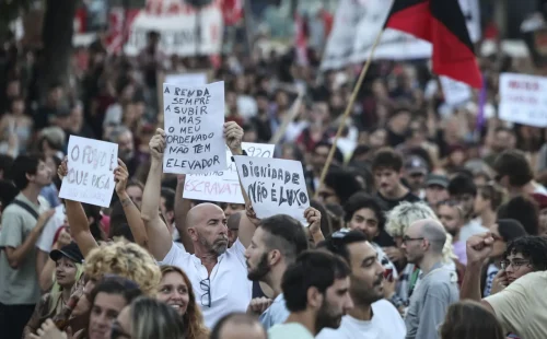 Habitação no Porto mobiliza acampamento e manifestantes estendem protesto até o fim do ano