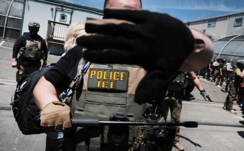 ICE amplia fiscalização e aumenta pressão sobre brasileiros nos estados unidos