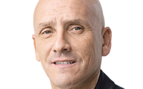 Arbitragem em foco: um cartão vermelho aplicado e dois lances polêmicos no clássico