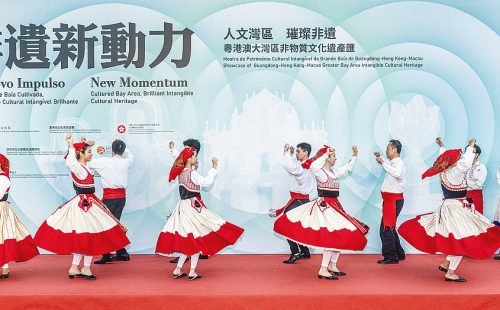 tugal, estas danças folclóricas, comuns sobretudo em ocasiões sociais, foram int