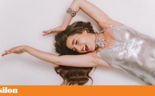 Beatriz Pessoa eleva a voz em um canto vibrante pela liberdade de todos