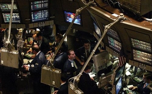 outro lado, com a cadeia de oferta de crude pressionada, o preço do barril está