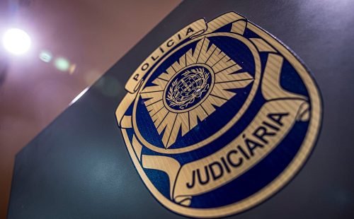 27 autores diferentes, nomeadamente, Pablo Picasso, Joan Miró, David Hockney, Al