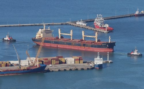 EUA barram 42 navios no Estreito de Ormuz e elevam tensão com prejuízo bilionário ao Irã