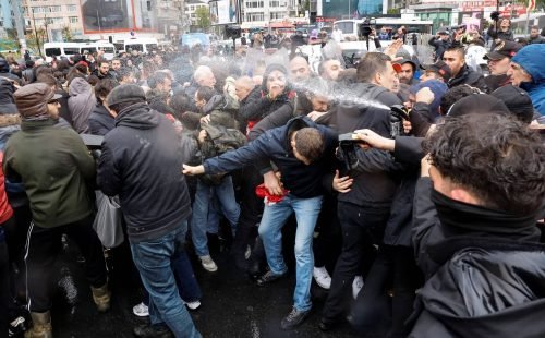 Confrontos e centenas de prisões marcam o Dia do Trabalhador em Istambul sob forte repressão policial