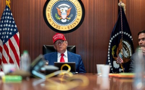 Trump acusa Marinha dos EUA de 'pirataria' em bloqueio naval a portos iranianos