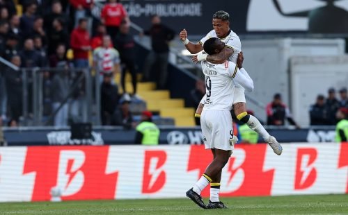 Benfica cede empate em Famalicão e vê Sporting aproximar-se na tabela