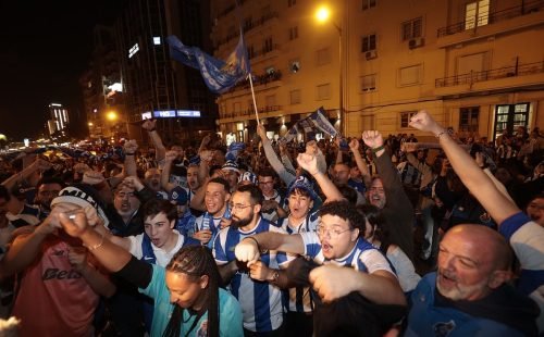 Adeptos do FC Porto celebram conquista do campeonato nas ruas de Lisboa