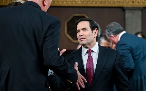 Marco Rubio viaja ao Vaticano em missão diplomática para reduzir tensões com Trump