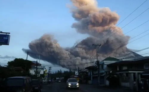 Vulcão Mayon entra em atividade nas Filipinas e força retirada de centenas de famílias
