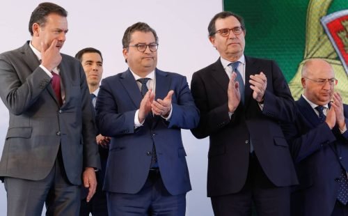 Ministro das Finanças defende trajetória da dívida pública após oscilação trimestral