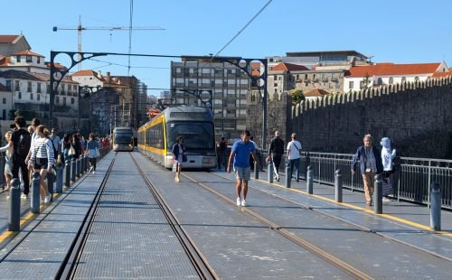 Porto terá transporte público gratuito para moradores da área metropolitana a partir de 2027, custando €20,5 milhões/ano.