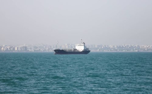 Escolta militar garante travessia de navio da Maersk pelo Estreito de Ormuz