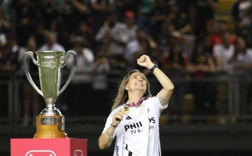 Tati Silveira: a brasileira que redefiniu o sucesso no futebol feminino chileno com 53 vitórias