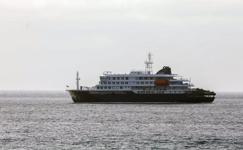 Canárias barram cruzeiro com hantavírus e exigem reunião emergencial com Pedro Sánchez