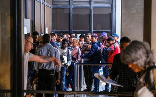 Proposta de lei para retorno de imigrantes em Portugal gera alertas de inconstitucionalidade