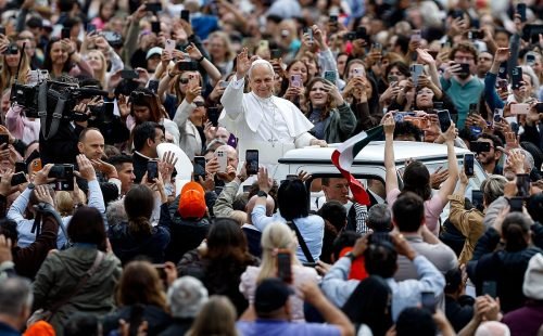Leão XIV completa um ano de pontificado marcado por diplomacia firme e embates com a Casa Branca