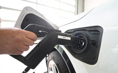 Agência Internacional de Energia propõe incentivos para veículos elétricos usados em Portugal