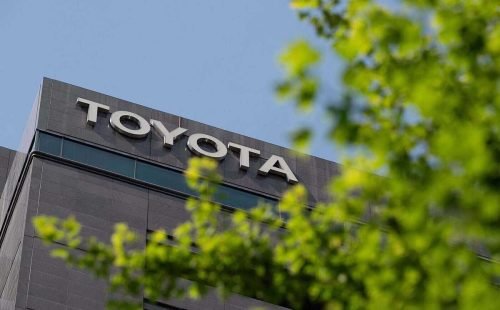Lucro da Toyota recua quase 20% em ano fiscal desafiador, apesar de vendas recordes