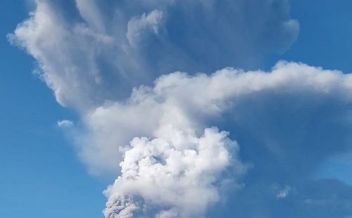 Vulcão Dukono na Indonésia: erupção causa mortes e deixa desaparecidos