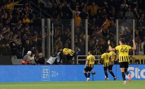 AEK Atenas celebra 14º título grego com gol decisivo de João Mário