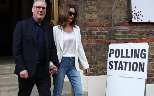 Keir Starmer enfrenta crise política após derrota eleitoral histórica do Partido Trabalhista