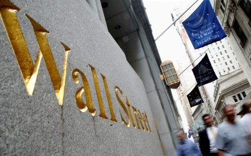 Wall Street desafia tensões e encerra em alta com novos recordes históricos