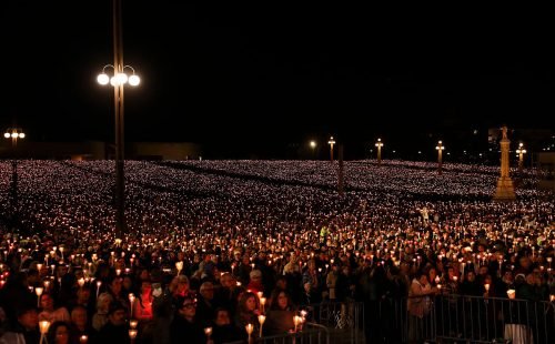 Fátima recebe milhares de peregrinos na tradicional procissão das velas