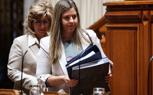 Parlamento convoca ministra da Cultura para explicar congelamento de verbas no setor das artes