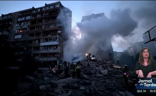 Edifício residencial desaba em Kiev após nova ofensiva russa
