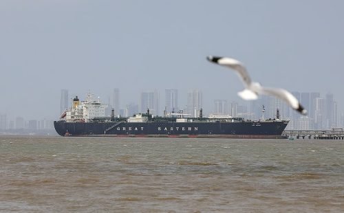 Irã flexibiliza trânsito de embarcações no estratégico estreito de Ormuz