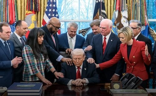 Trump e aliados promovem evento para rededicar a América a Deus