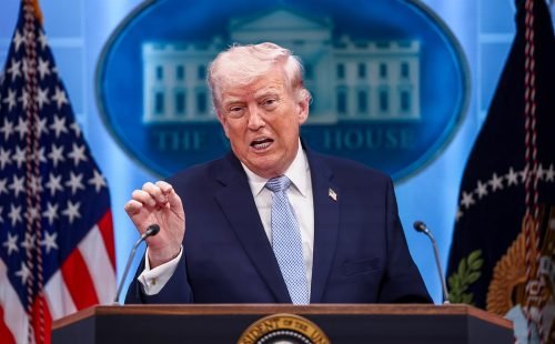 Trump pressiona Irão com ultimato sobre programa nuclear e acordo de paz