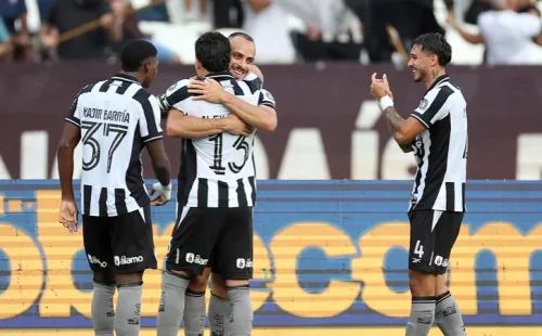 Arthur Cabral brilha, marca três gols e comanda vitória do Botafogo sobre o Corinthians