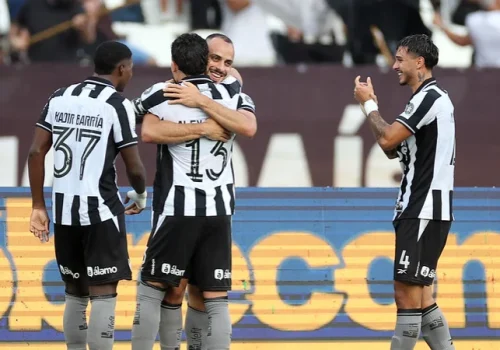 Arthur Cabral brilha, marca três gols e comanda vitória do Botafogo sobre o Corinthians