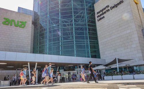 Aeroporto de Lisboa reforça controle de fronteiras para reduzir longas esperas