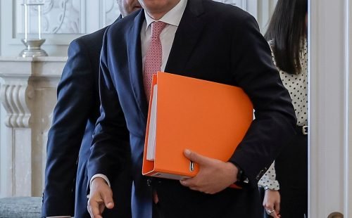 Luís Montenegro mantém meta de maioria absoluta e cobra postura da oposição