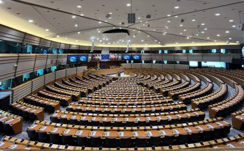 Parlamento Europeu debate estratégias para conter aliciamento de menores na internet