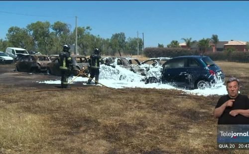Incêndio em Faro devasta frota de locadora e mobiliza bombeiros no Algarve