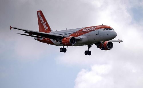 Easyjet vê prejuízos dispararem 27% para 436 milhões de euros em semestre desafiador