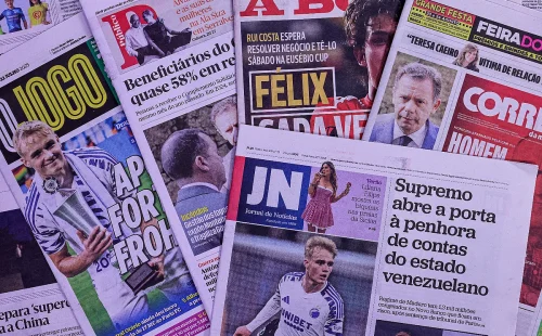 Imigrantes alojados em esquadras e património de políticos dominam capas