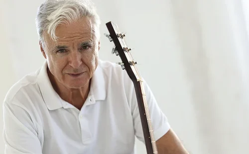 João Gil lança álbum solo chamado inteiro em meio a perdas na música