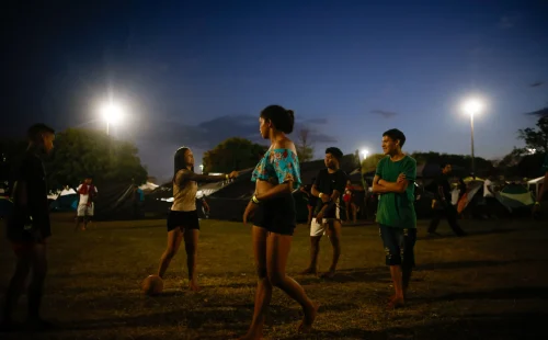 Jovens brasileiros clamam por renovação a dias do segundo turno eleitoral